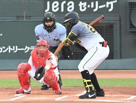 １回阪神、１死一塁、見逃し三振に倒れる阪神・メル・ロハス・ジュニア＝マツダスタジアム（撮影・飯室逸平）