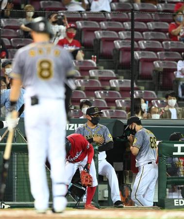 ９回阪神２死二・三塁、代打の阪神・佐藤輝明が空振り三振で試合終了し阪神・矢野燿大監督（右）はベンチを後にする＝マツダスタジアム（撮影・山口登）