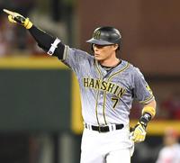 　４回、二塁打を放ちベンチに向かって手を上げる糸井