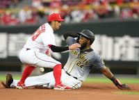 　１回、二盗を決めるロハス