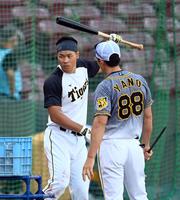 阪神・佐藤輝明（左）は阪神・矢野燿大監督からアドバイスを受ける＝マツダスタジアム（撮影・山口登）