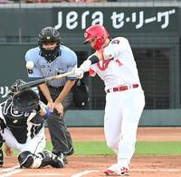 １回広島、１９号先制２ランを放つ広島・鈴木誠也＝マツダスタジアム（撮影・飯室逸平）