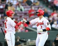 １回広島２死二塁、広島・鈴木誠也は先制２ランを放ち広島・坂倉将吾に迎えられる＝マツダスタジアム（撮影・山口登）