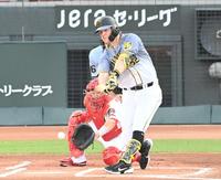 １回阪神、２死一塁、空振り三振に倒れる阪神・ジェリー　サンズ＝マツダスタジアム（撮影・飯室逸平）