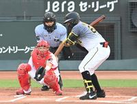 １回阪神、１死一塁、見逃し三振に倒れる阪神・メル・ロハス・ジュニア＝マツダスタジアム（撮影・飯室逸平）