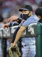 ベンチから戦況を見つめる阪神・佐藤輝明＝マツダスタジアム（撮影・田中太一）