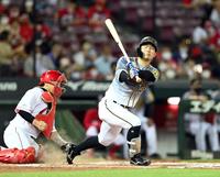 ６回阪神２死一・二塁、阪神・糸原健斗は空振り三振に倒れる＝マツダスタジアム（撮影・山口登）