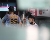 ６回、１番から始まる攻撃も無失点に終わり、ベンチ奥でひと息入れる阪神・矢野燿大監督＝マツダスタジアム（撮影・田中太一）