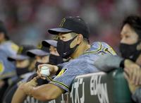 ５回、ベンチスタートの阪神・佐藤輝明はボールを握りながら出番を待つ＝マツダスタジアム（撮影・田中太一）