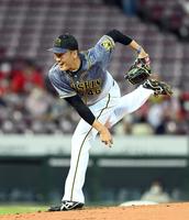 先発し力投する阪神・秋山拓巳＝マツダスタジアム（撮影・山口登）
