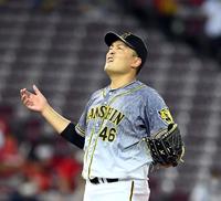 ６回、秋山はコントロールが乱れマウンドで険しい表情を見せる（撮影・山口登）