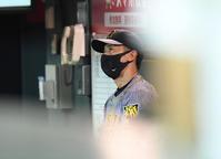 　ベンチ奥で疲れた表情を見せる矢野監督（撮影・田中太一）