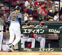 　５回、梅野が併殺に倒れ、矢野監督はさえない表情を見せる（撮影・山口登）