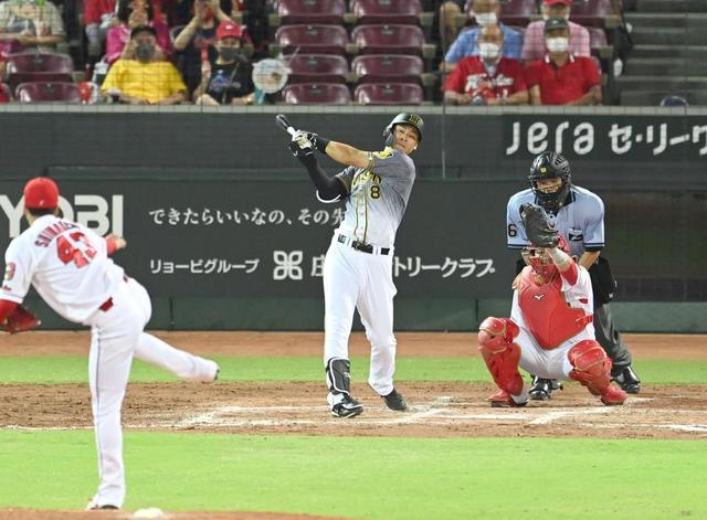 阪神・佐藤輝は25打席無安打の大不振 スタメン落ち 代打で三振