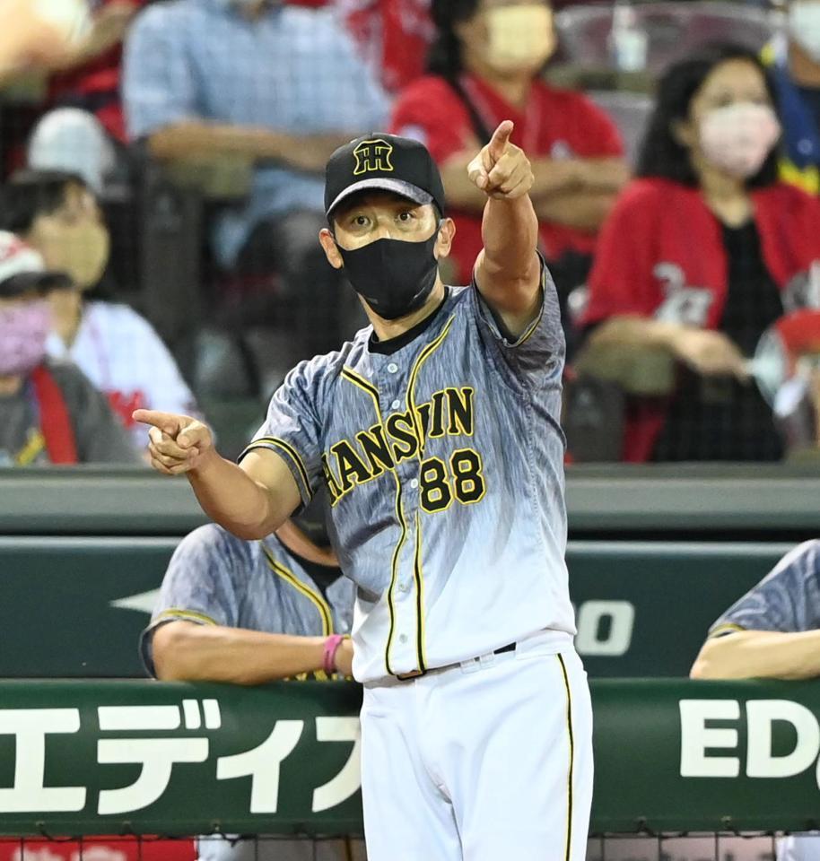 　８回、佐藤輝に代打・原口を告げる矢野監督