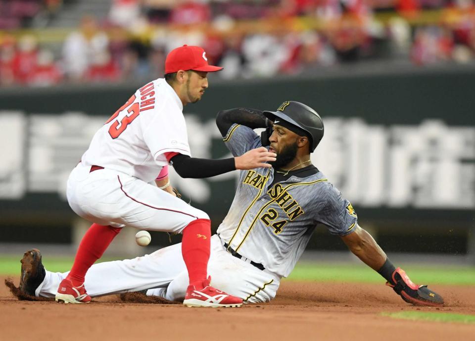 　１回、二盗を決めるロハス