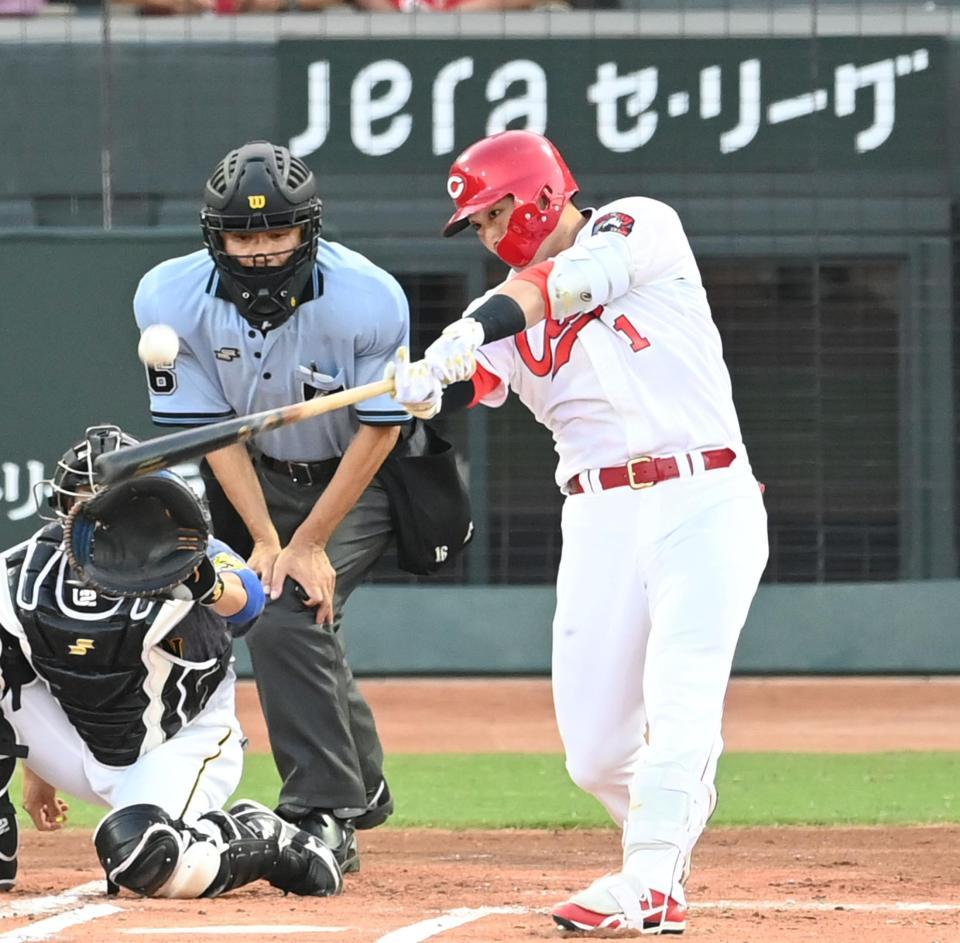 １回広島、１９号先制２ランを放つ広島・鈴木誠也＝マツダスタジアム（撮影・飯室逸平）