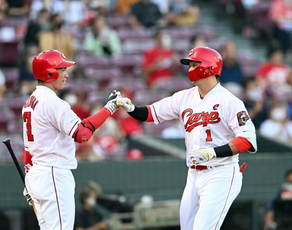 １回広島２死二塁、広島・鈴木誠也は先制２ランを放ち広島・坂倉将吾に迎えられる＝マツダスタジアム（撮影・山口登）