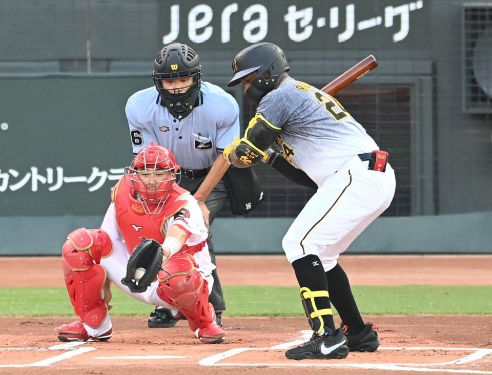 １回阪神、１死一塁、見逃し三振に倒れる阪神・メル・ロハス・ジュニア＝マツダスタジアム（撮影・飯室逸平）
