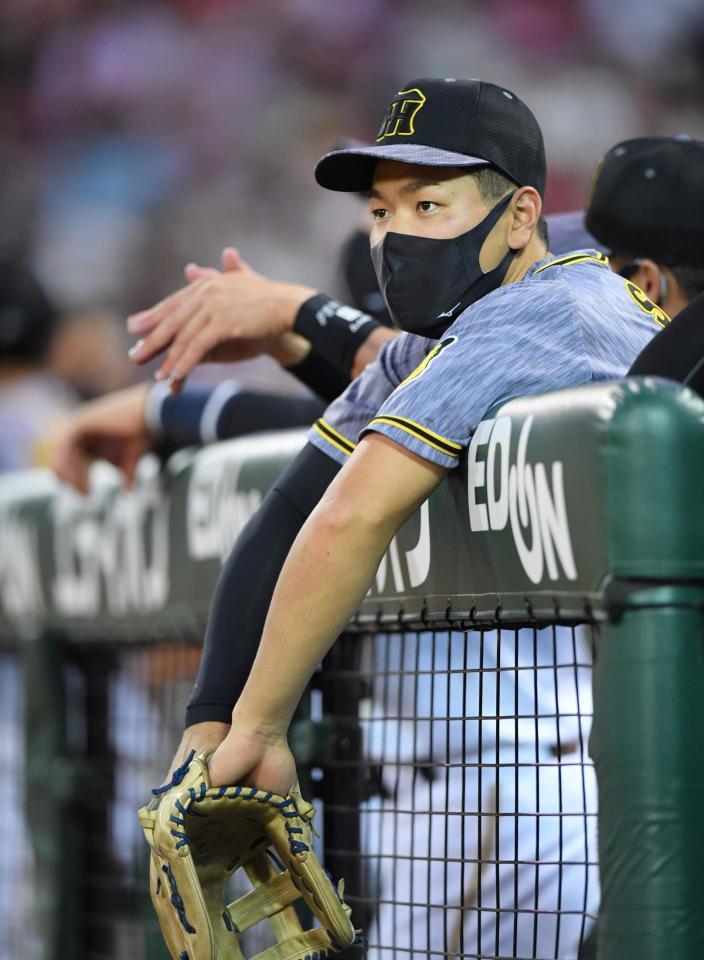 ベンチから戦況を見つめる阪神・佐藤輝明＝マツダスタジアム（撮影・田中太一）