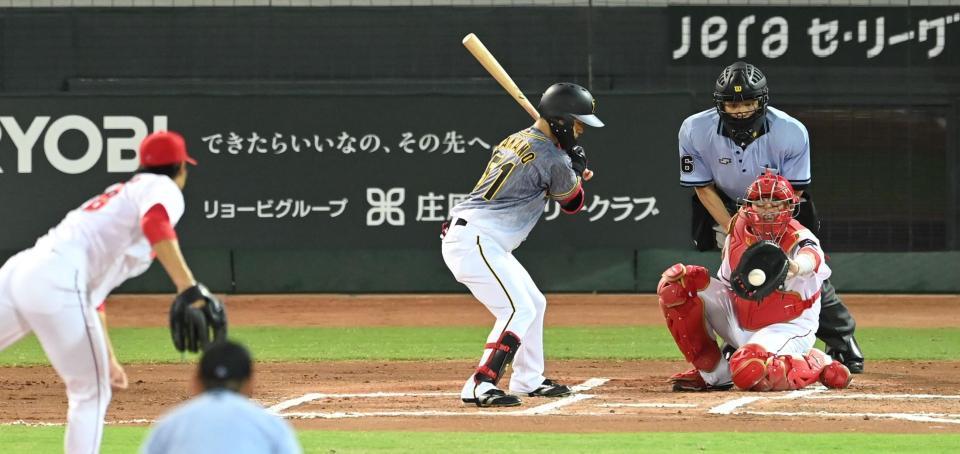 ６回阪神、無死一塁、見逃し三振に倒れる阪神・中野拓夢＝マツダスタジアム（撮影・飯室逸平）