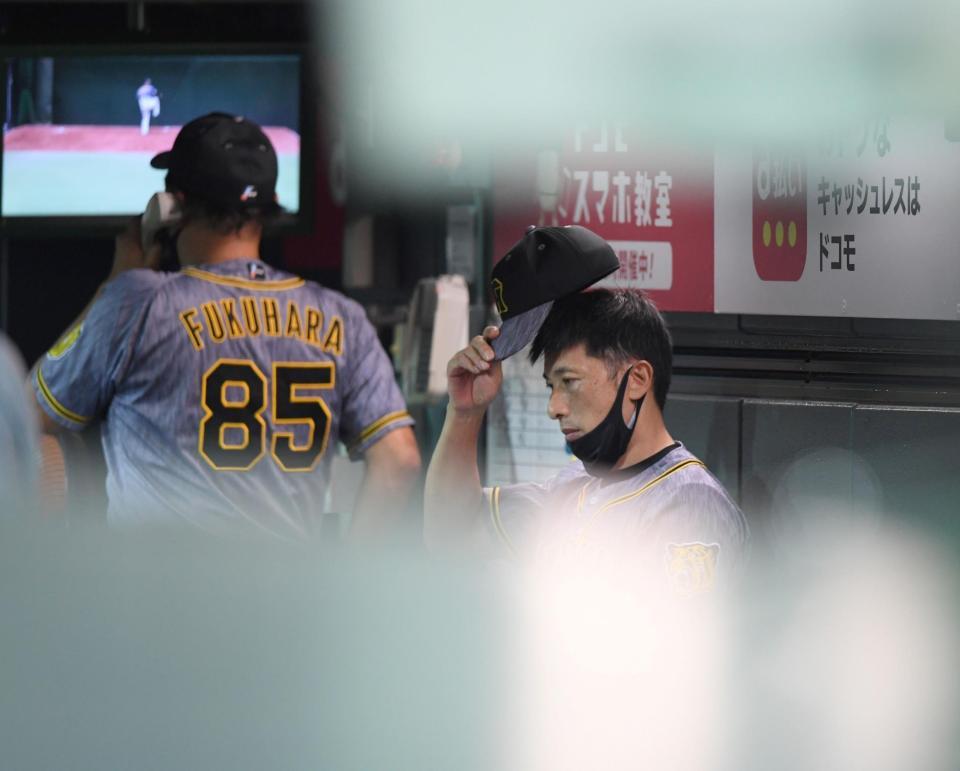 ６回、１番から始まる攻撃も無失点に終わり、ベンチ奥でひと息入れる阪神・矢野燿大監督＝マツダスタジアム（撮影・田中太一）