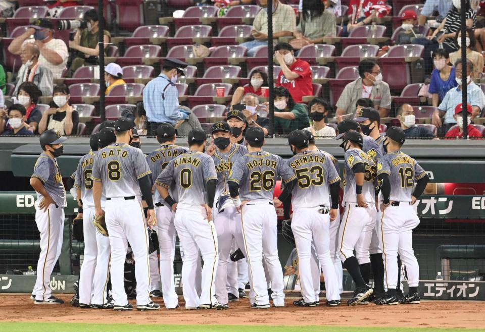 ４回表の攻撃前に円陣を組む阪神ナイン＝マツダスタジアム（撮影・飯室逸平）