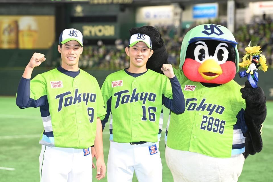 お立ち台でガッツポーズする塩見（左）と原（撮影・高石航平）