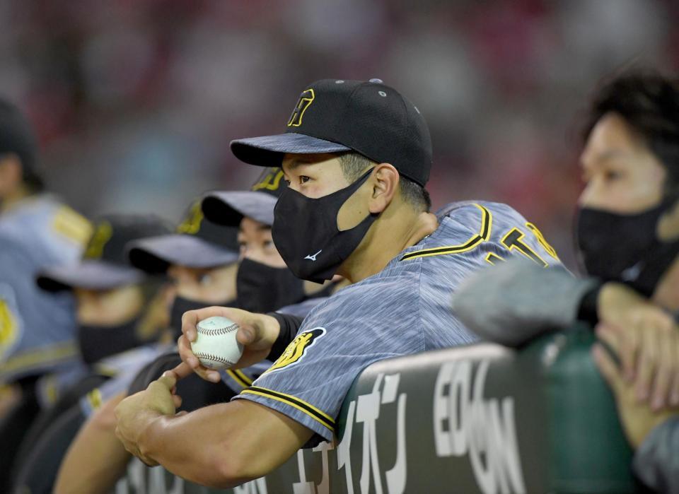 ５回、ベンチスタートの阪神・佐藤輝明はボールを握りながら出番を待つ＝マツダスタジアム（撮影・田中太一）