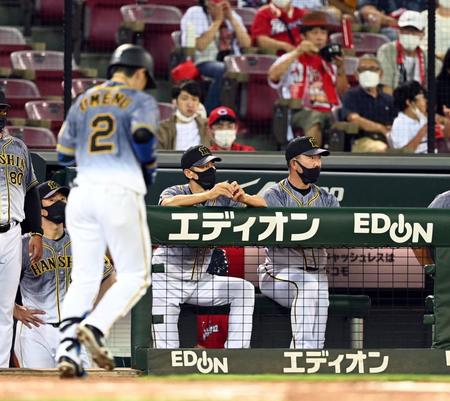 　５回、梅野が併殺に倒れ、矢野監督はさえない表情を見せる