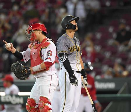 　９回、代打の佐藤輝は三振に倒れぼう然とする