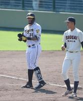 　５回、適時打を放ち手をたたくマルテ（代表撮影）