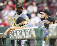 　苦しい試合展開に頭を下げる矢野監督