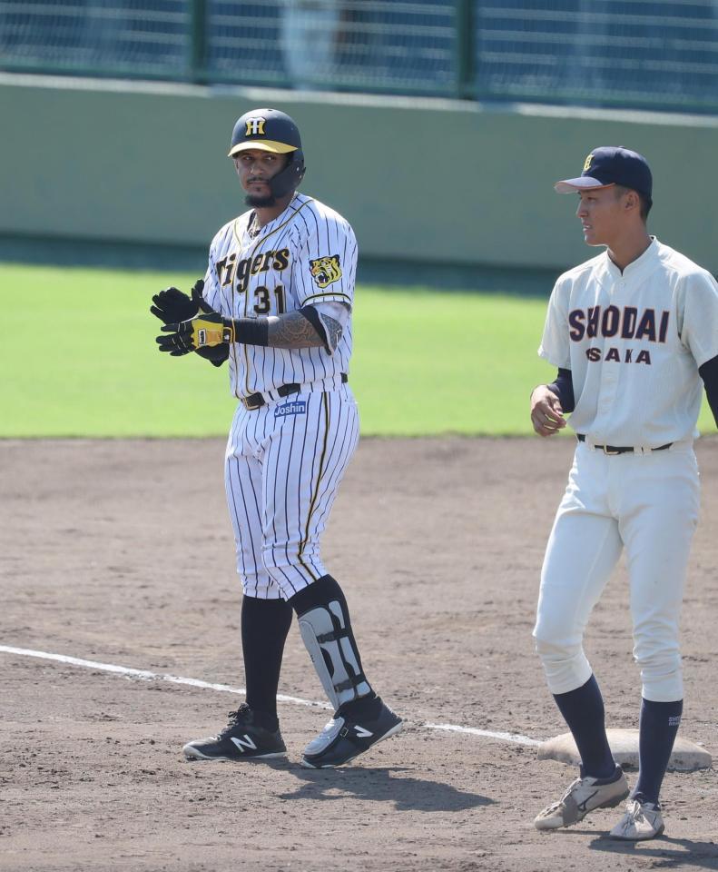 　５回、適時打を放ち手をたたくマルテ（代表撮影）