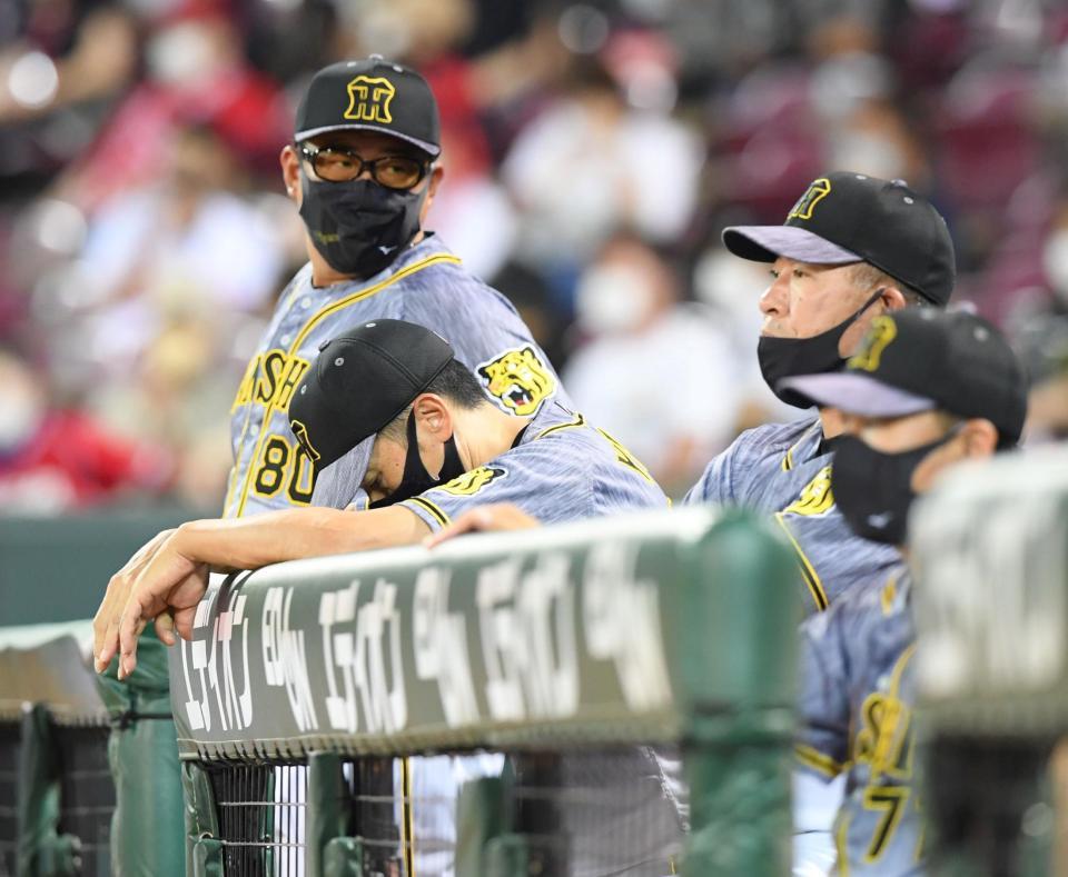 　苦しい試合展開に頭を下げる矢野監督