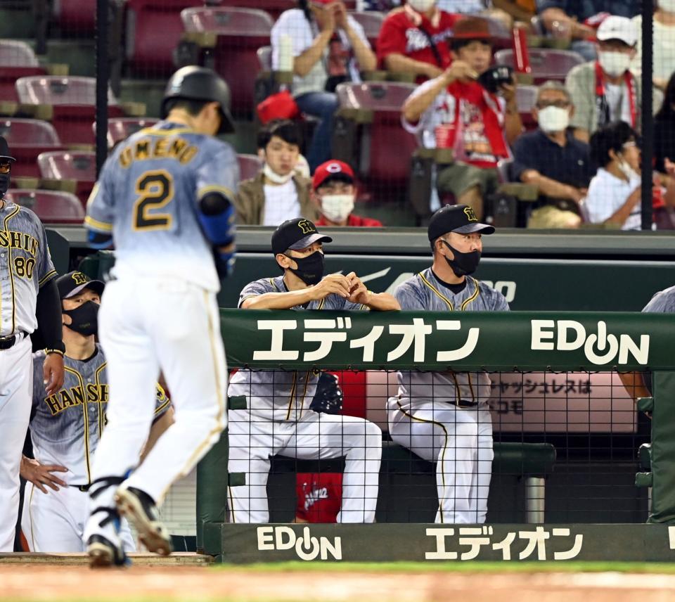 　５回、梅野が併殺に倒れ、矢野監督はさえない表情を見せる