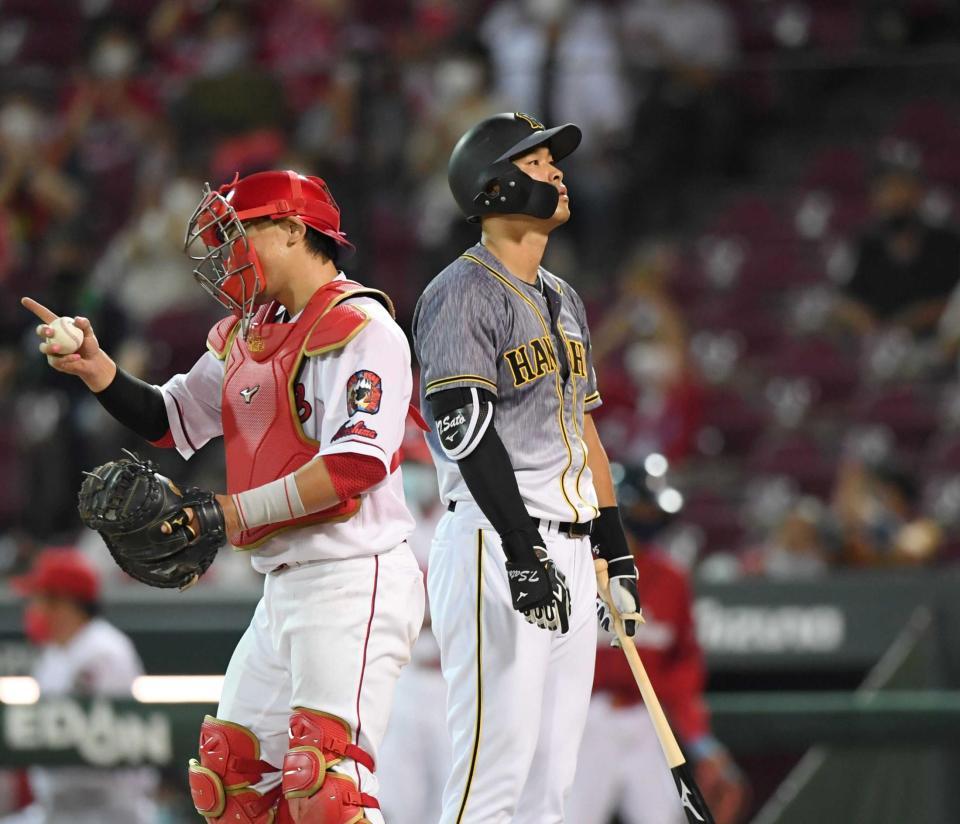 　９回、代打の佐藤輝は三振に倒れぼう然とする