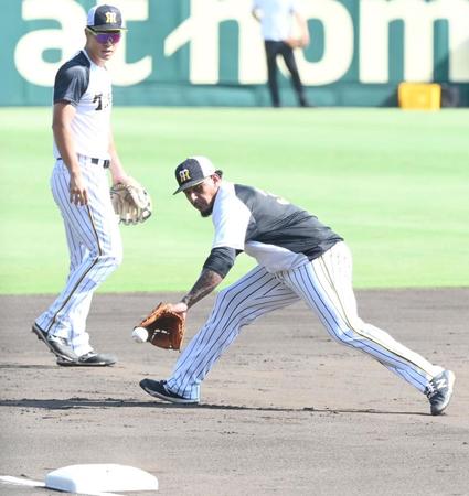 　佐藤明と三塁でノックを受けるマルテ（撮影・飯室逸平）