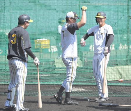 　早出練習で（左から）大山、糸井らと汗を流した小幡（撮影・高部洋祐）