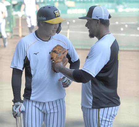 　試合前、談笑する大山（左）とマルテ（撮影・高部洋祐）