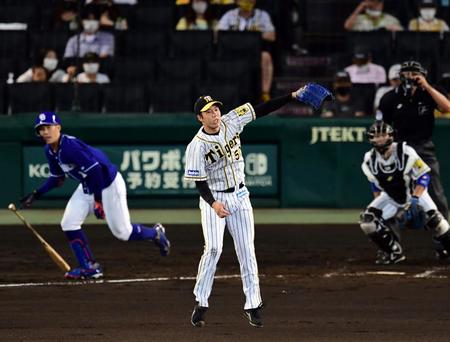 　３回、青柳は京田の打球に飛びつく（撮影・山口登）