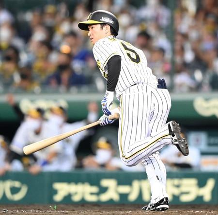　５回、左前タイムリーを放つ近本（撮影・飯室逸平）