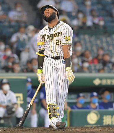 　２回、ファウルを放ち悔しがるロハス（撮影・高部洋祐）