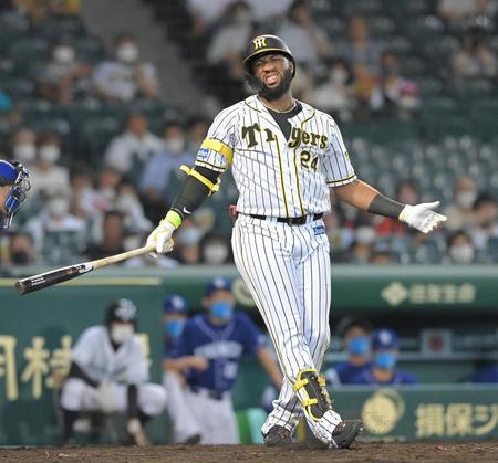 　４回、自打球で苦しそうな表情を見せるロハス（撮影・高部洋祐）