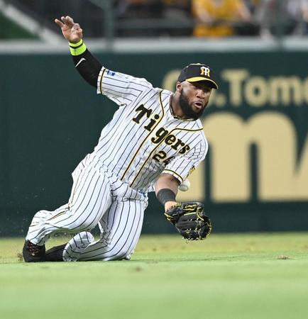 　３回、高橋周の打球を後逸するロハス（撮影・飯室逸平）