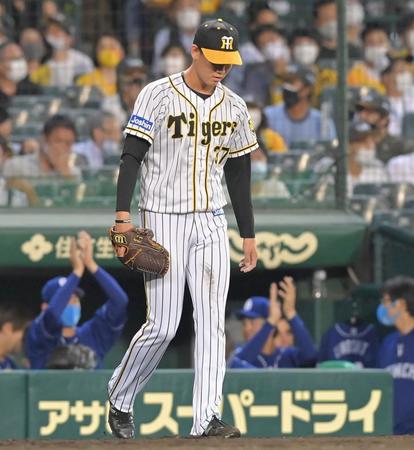 　７回、高橋周に２点打を打たれ、肩を落とす及川（撮影・高部洋祐）