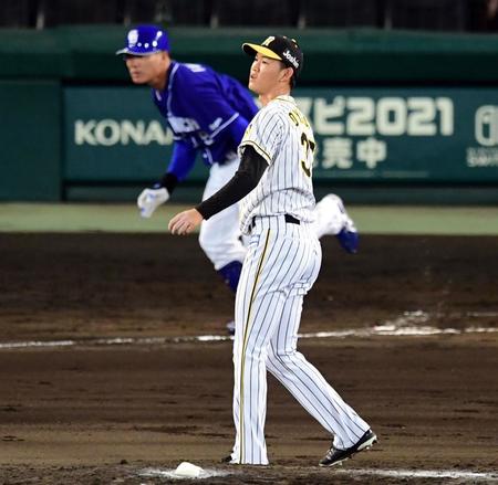 　７回、及川は福留に勝ち越し二塁打を許す（撮影・山口登）