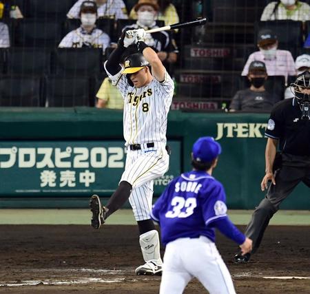 　７回、佐藤輝は空振り三振に倒れる（撮影・山口登）