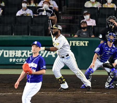 　４回、ロハスは中飛に倒れる（撮影・山口登）