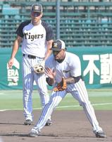 　試合前、佐藤輝（左）とサードの位置でノックを受けるマルテ（撮影・高部洋祐）